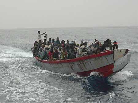 una patera de inmigrantes Operaciones de rescate en el estrecho de Gibraltar